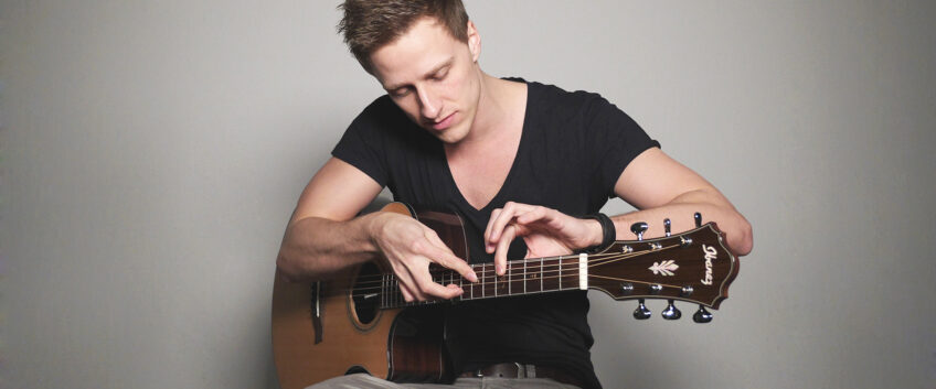 tobias-rauscher-percussion-guitar