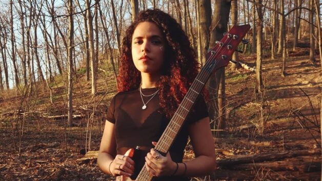 Noelle Dos Anjos guitarist