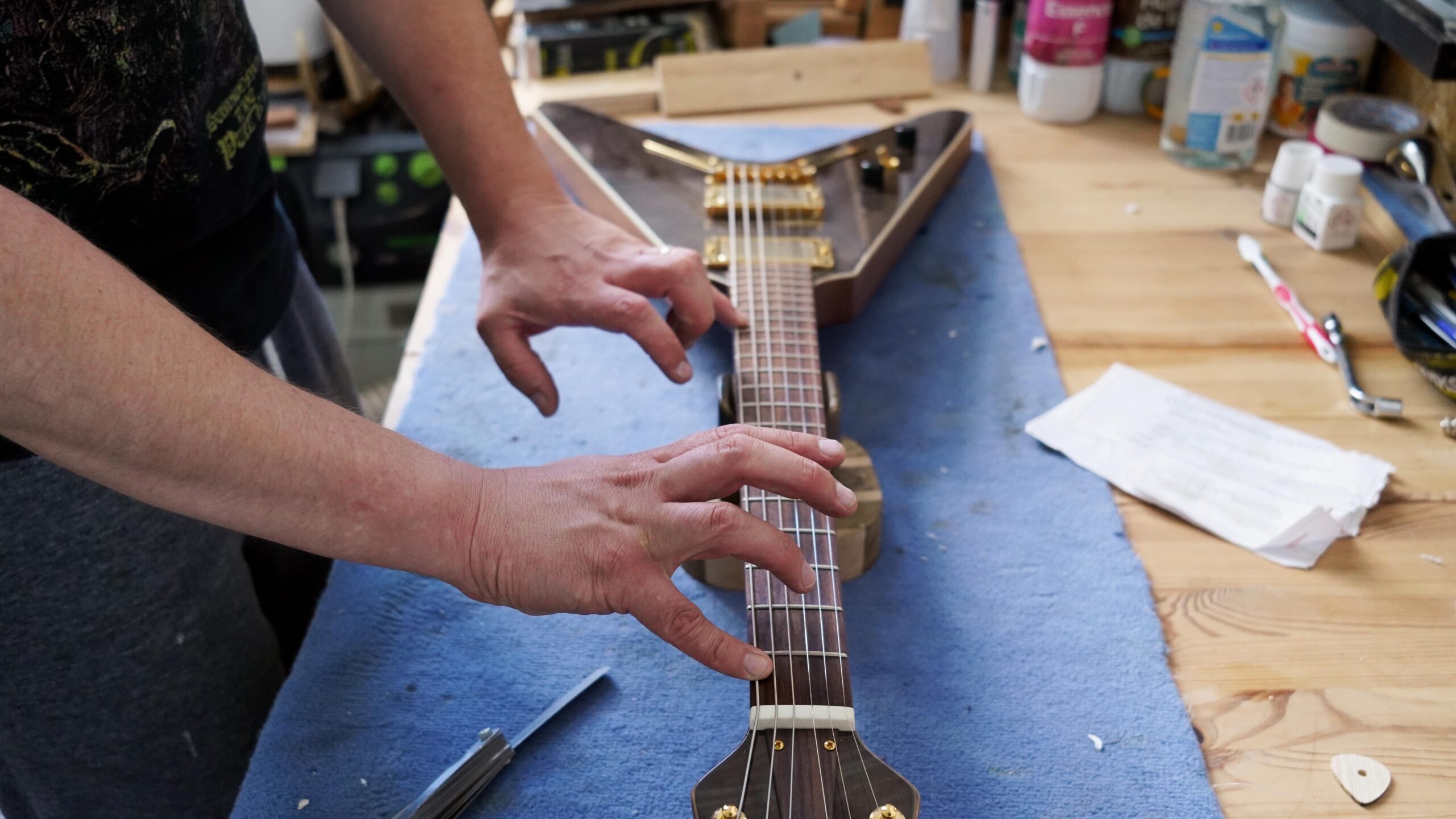 https://blog.guitar-pro.com/wp-content/uploads/2023/07/guitare-luthier-reglage-etape-2-scaled.jpg