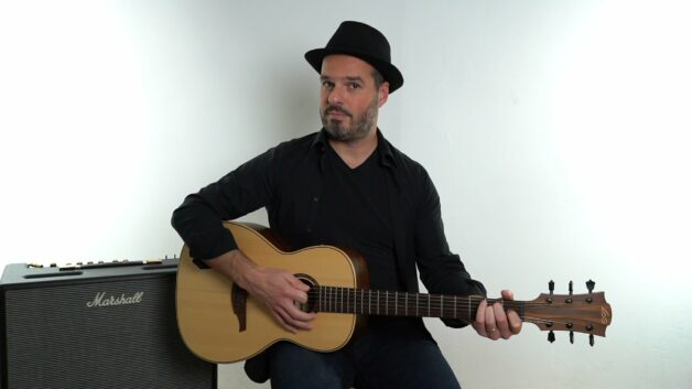right guitar posture by hubert boulogne